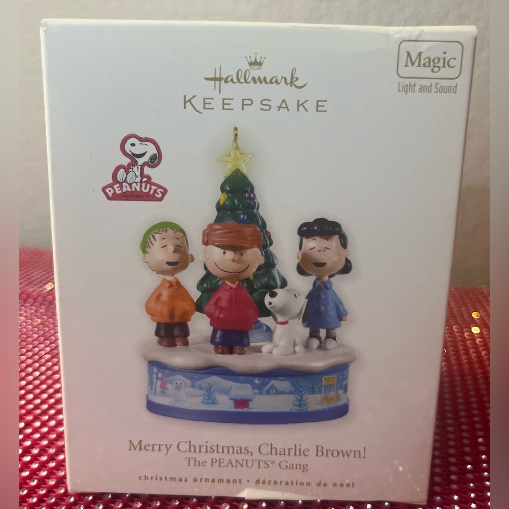 Hallmark Keepsake Magic MERRY CHRISTMAS CHARLIE BROWN Peanuts Gang Ornament 2010
